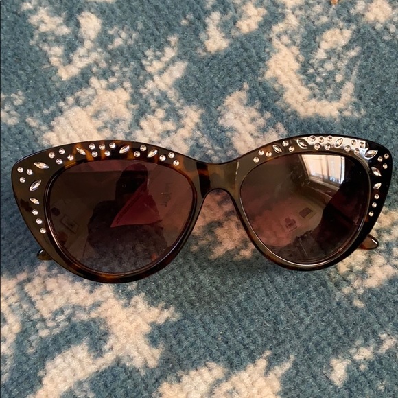 Betsey Johnson Accessories - Betsey Johnson tortoiseshell retro cat eye sunnies